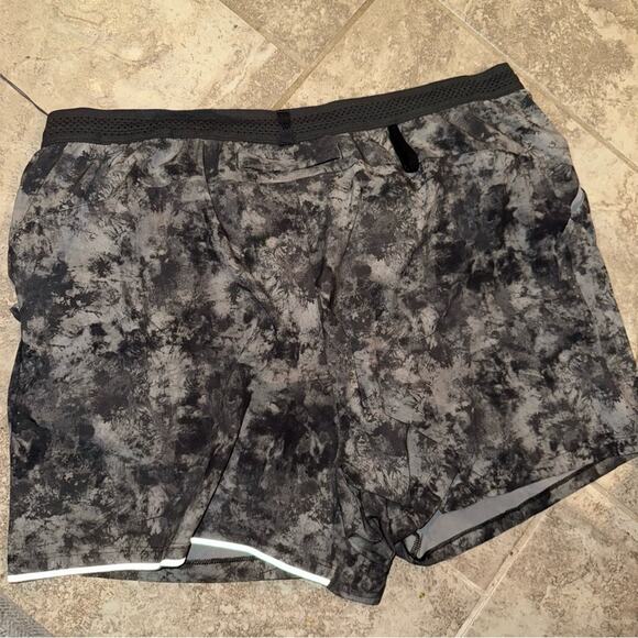 VRST Men's Velocity Run Grunge Tie Dye Large 5" Silver Shade Short NWT - Picture 4 of 8